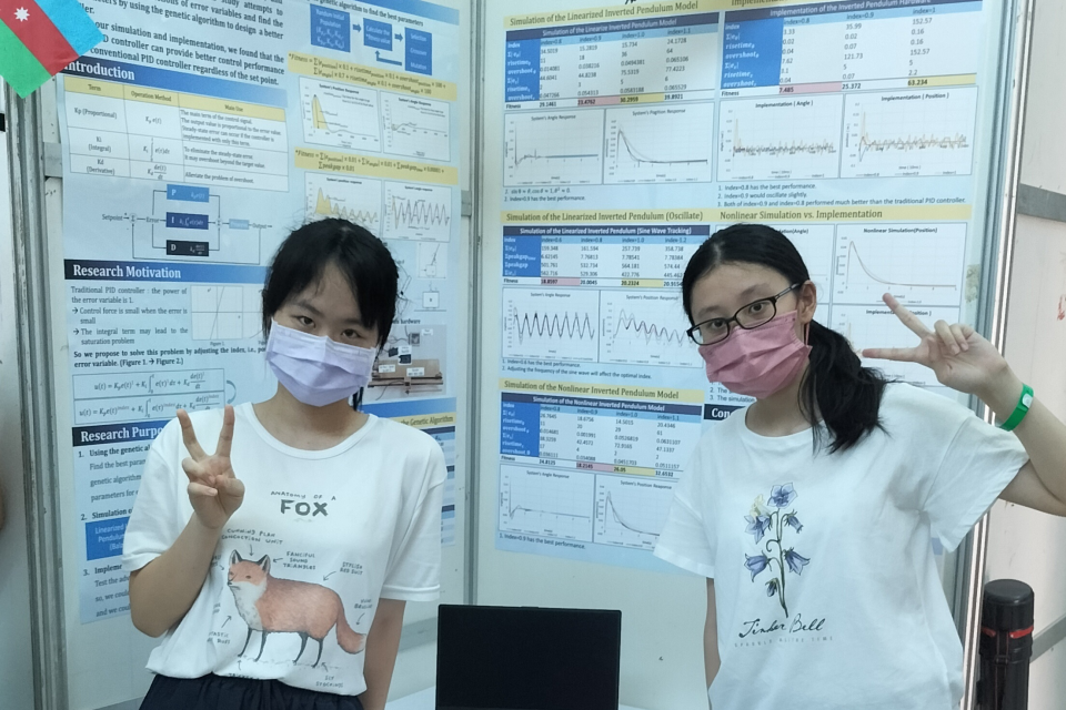 臺北市立中山女子高級中學陳芊竹（左）和張瓅勻同學（右）在作品海報前合影
