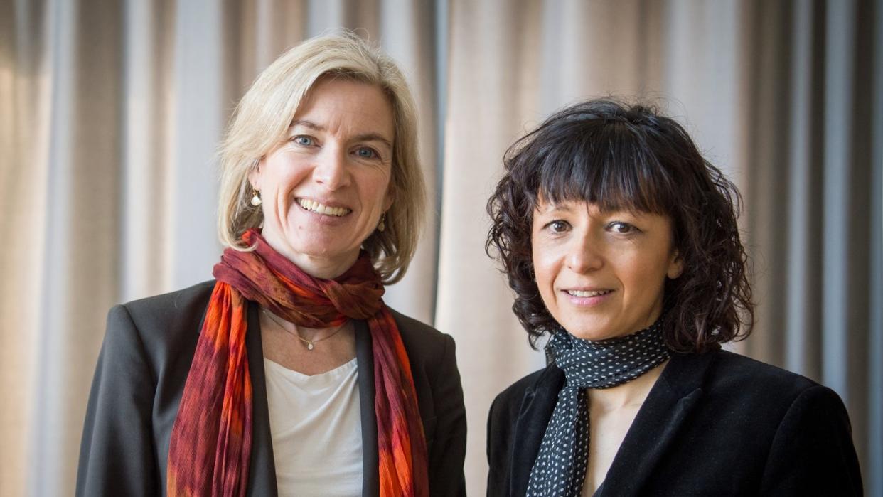 Die amerikanische Biochemikerin Jennifer A. Doudna (l.) und die französische Mikrobiologin Emmanuelle Charpentier.