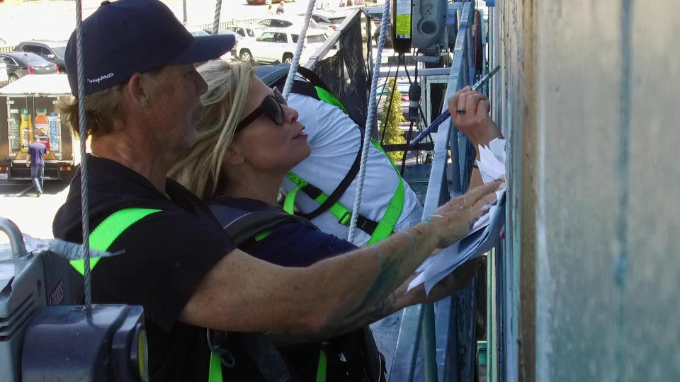 Correspondent Tracy Smith helps out on the restoration of a Wyland mural.  / Credit: CBS News