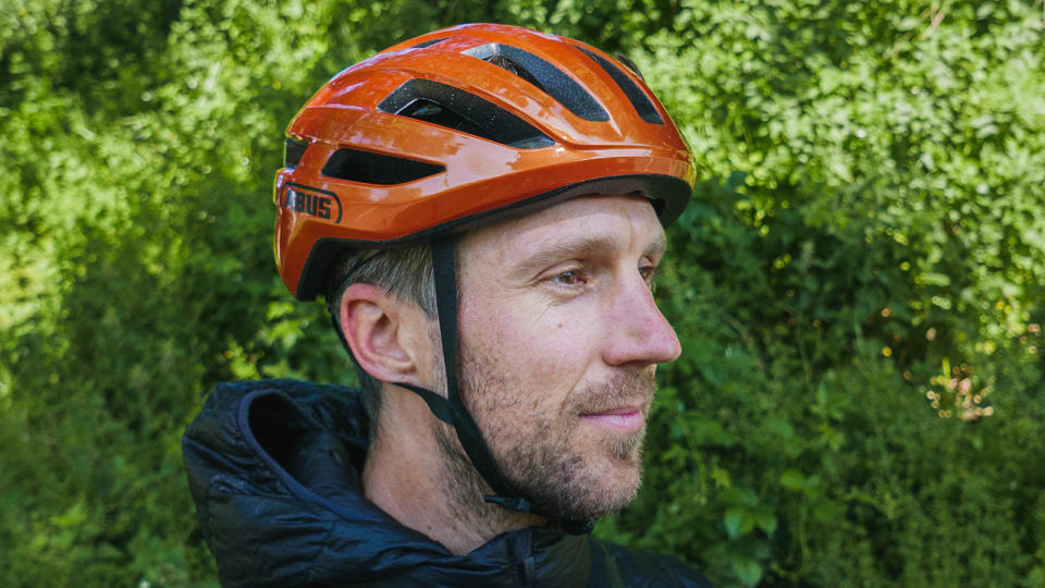 Man wearing the Abus Powerdome MIPS helmet