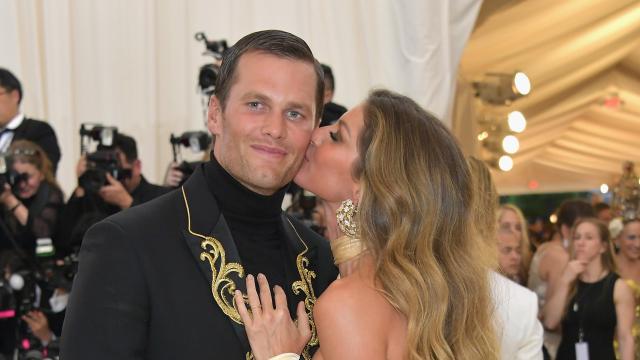 Merry Christmas from Hollywood! Gisele gets a kiss from Tom Brady