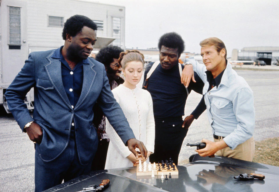 VIVRE ET LAISSER MOURIR LIVE AND LET DIE 1973 de Guy Hamilton Yaphet Kotto Arnold Williams Jane Seymour Tommy Lane Roger Moore sur le tournage on set;