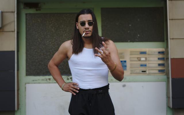 Deutschlands heißester Rapper: Hier bügelt Apache sein Bühnen-Outfit, Regional