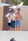 Tobey Maguire y Leonardo DiCaprio pusieron en despliegue sus nada tonificados cuerpos en un el chic pueblo resort.