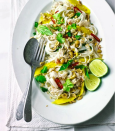 <p>Cette recette saine à base de crabe, de mangue et de nouilles de riz est riche en saveurs et ne nécessite quasiment aucun effort de votre part. Exactement le type de plats sans cuisson qui nous convient. Trouvez la recette complète via <a rel="nofollow noopener" href="https://www.deliciousmagazine.co.uk/recipes/crab-mango-basil-and-coriander-noodles/" target="_blank" data-ylk="slk:Delicious magazine.;elm:context_link;itc:0;sec:content-canvas" class="link ">Delicious magazine.</a> </p>