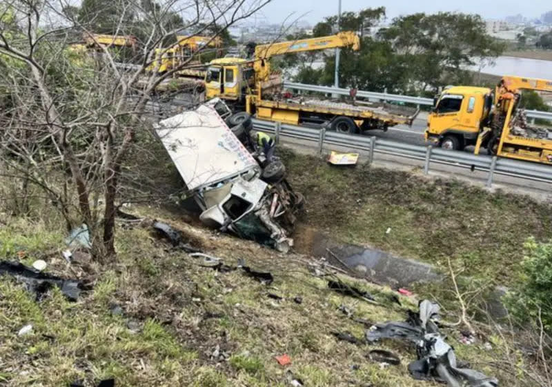 ▲車禍現場一片狼籍。（圖／翻攝畫面）