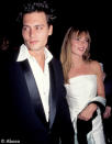 <p>En 1994, Johnny Depp est sous le charme en la voyant défiler. Kate Moss et l’acteur américain seront l’incarnation du couple rock’nglam des nineties. Ils resteront trois ans ensemble.</p><br>