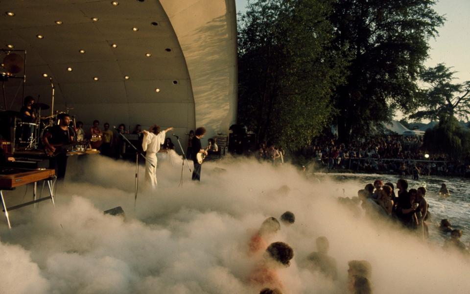 Steve Harley and Cockney Rebel perform at Crystal Palace Bowl, 7 June 1975 - Michael Putland/ Hulton Archive/Getty Images