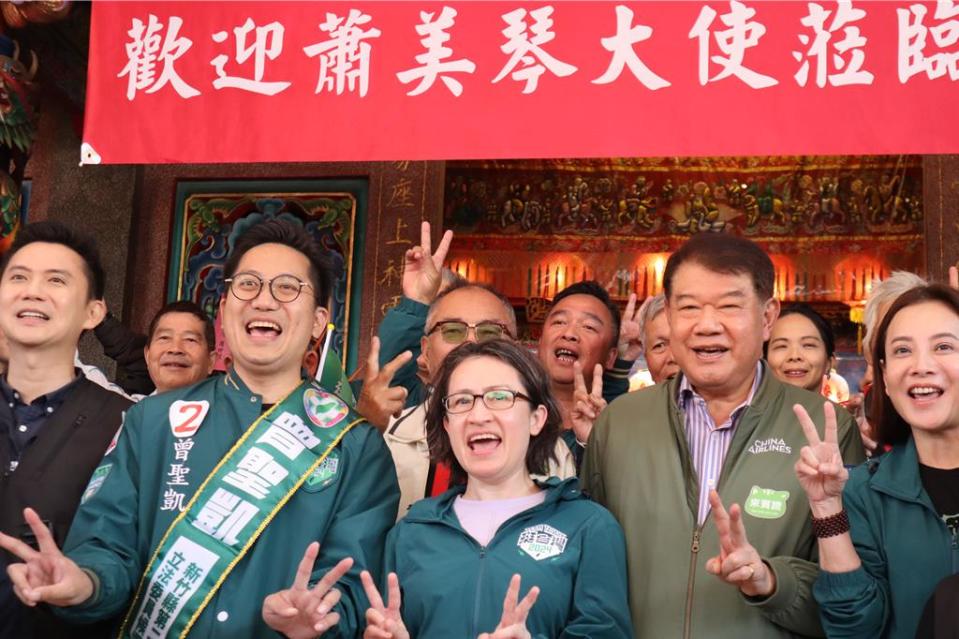 民進黨副總統候選人蕭美琴6日前往新豐鳳蓮宮造勢。（邱立雅攝）