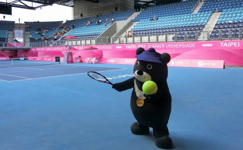 20170831-世大運吉祥物熊讚手拿網球與網拍，架勢十足。（資料照，取自熊讚Bravo臉書）