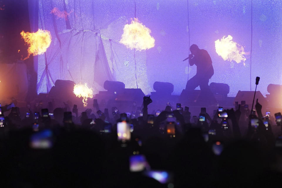 El rapero estadounidense Travis Scott durante su presentación en el festival Axe Ceremonia en el parque Bicentenario en la Ciudad de México el sábado 1 de abril de 2023. (Foto AP/Marco Ugarte)