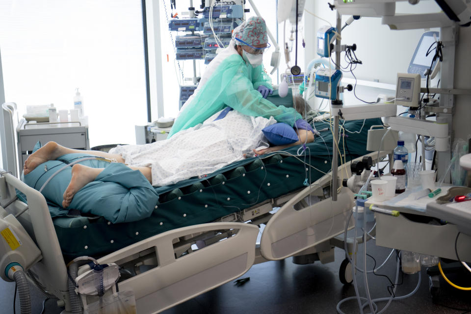 Medical worker treats a patient with COVID-19 disease in the intensive care unit at the HRC Hospital, Hopital Riviera-Chablais Vaud-Valais, during the coronavirus outbreak, in Rennaz, Switzerland, Wednesday, April 8, 2020. Countries around the world are taking increased measures to stem the widespread of the SARS-CoV-2 coronavirus which causes the Covid-19 disease. The new coronavirus causes mild or moderate symptoms for most people, but for some, especially older adults and people with existing health problems, it can cause more severe illness or death. (Laurent Gillieron/Keystone via AP)