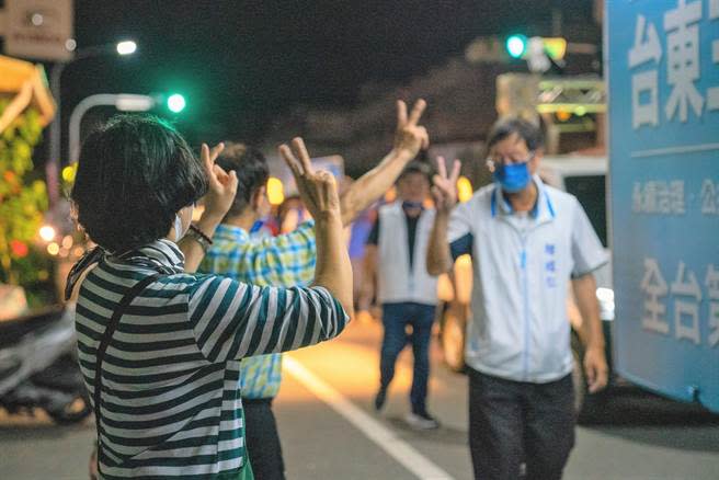 把握選前之夜，國民黨台東縣長候選人饒慶鈴徒步拜票。（饒慶鈴競選總部提供／蔡旻妤台東傳真）