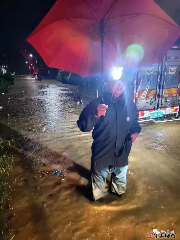 受颱風蘇拉影響，廣東省當地豪雨傾盆，雪上加霜的是，不少水庫在半夜無預警洩洪，使民眾損失更加慘重。   圖：翻攝自網易新聞