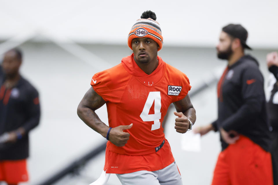 El quarterback Deshaun Watson, de los Browns de Cleveland, participa en un entrenamiento del equipo el miércoles 27 de julio de 2022, en Berea, Ohio. (AP Foto/Ron Schwane)