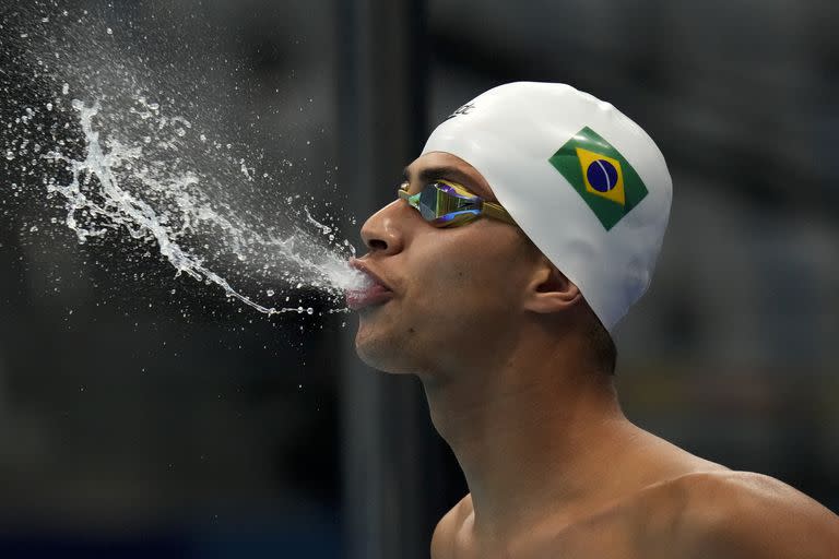 Guilherme Costa, de Brasil, antes de la competencia de 800 mts libres de natación