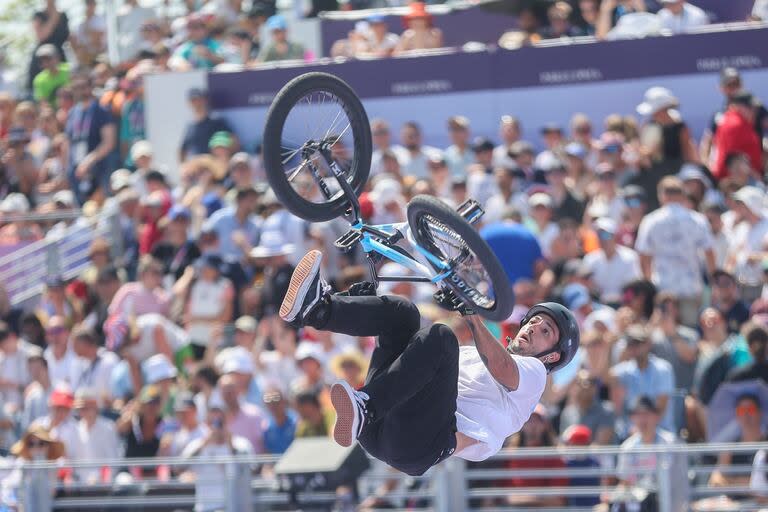 Uno de los increíbles trucos en BMX Freestyle