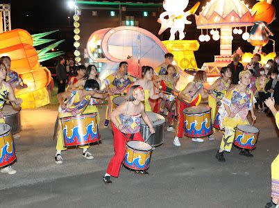 ▲多位街頭藝人及媲美樂園等級的花車搭配弗沙巴西打擊樂團遊行踩街，與民眾近距離互動。（圖／民政局）