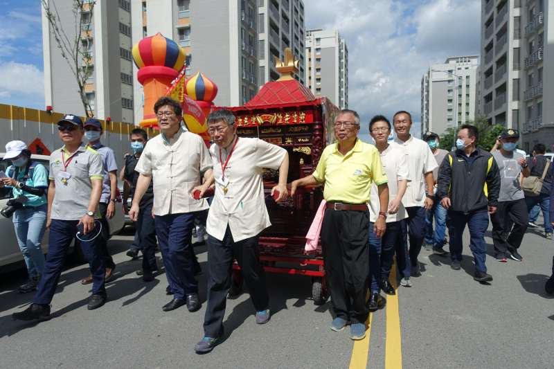 20200606-「2020台北端午龍舟錦標賽」即將在6月25、26日登場，台北市長柯文哲（中）6日前往台北市北投區屈原宮擔任主祭官為活動祈福。（台北市政府提供）