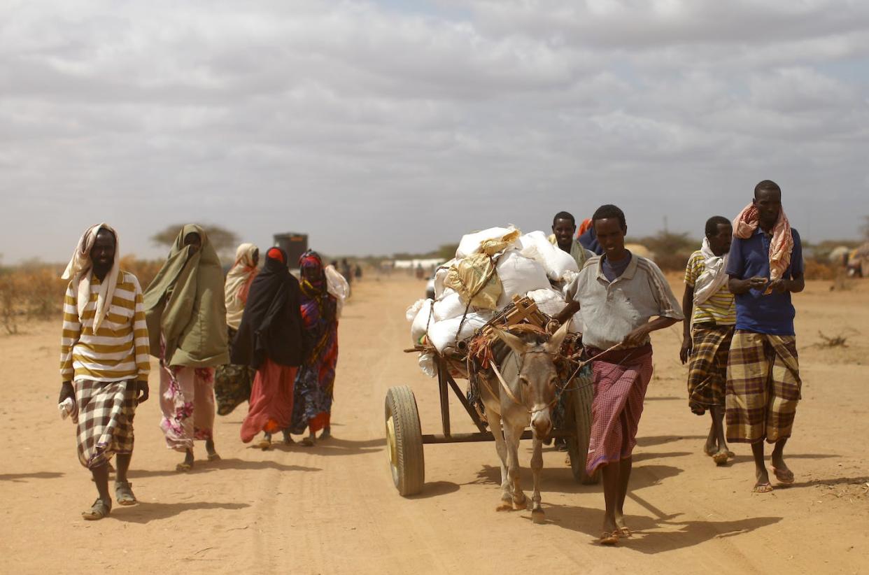 Familias huyendo de la sequía en Somalia. <a href="https://www.shutterstock.com/es/image-photo/somalia-september-28-2011-somali-families-2086601875" rel="nofollow noopener" target="_blank" data-ylk="slk:Mehmet ali poyraz / Shutterstock;elm:context_link;itc:0;sec:content-canvas" class="link ">Mehmet ali poyraz / Shutterstock</a>