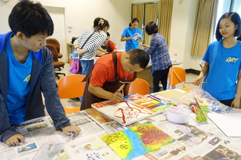 康毓庭老師帶領學生擔任藝術志工，指導身心障礙機構院生做畫。