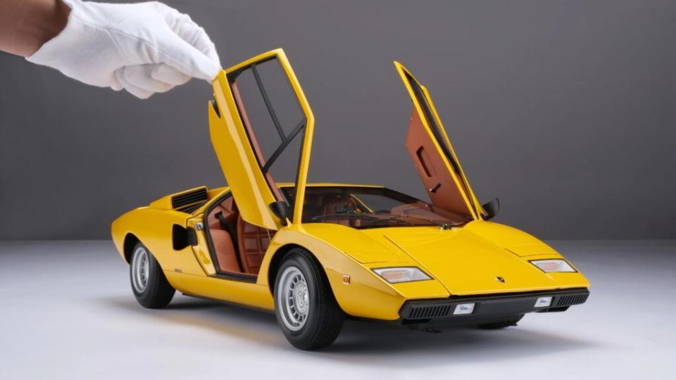 LAMBORGHINI COUNTACH LP400 (1974) | EDITION IN YELLOW 1:8 SCALE