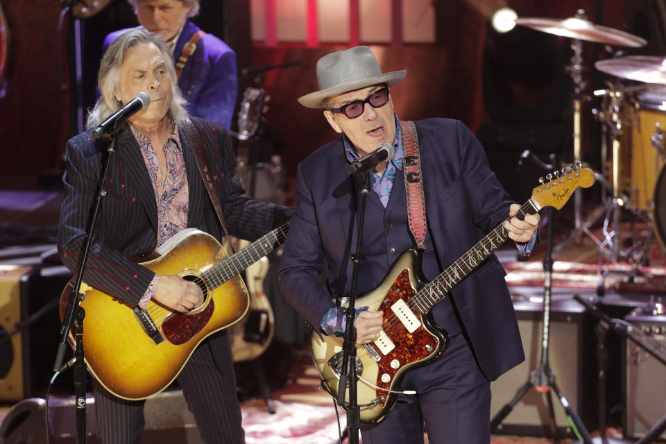 ARCHIVO - En esta fotografía del 11 de septiembre de 2019 Elvis Costello, derecha, y Jim Lauderdale, izquierda, durante su presentación en los Americana Honors & Awards. Elvis Costello creció escuchando cantar a su padre en español. Ahora sus propias canciones son interpretadas por artistas como Juanes, Luis Fonsi, Fito Páez y muchos otros invitados en “Spanish Model”, la versión en castellano de su álbum de 1978 “This Year’s Model”. (Foto AP/Wade Payne, archivo)