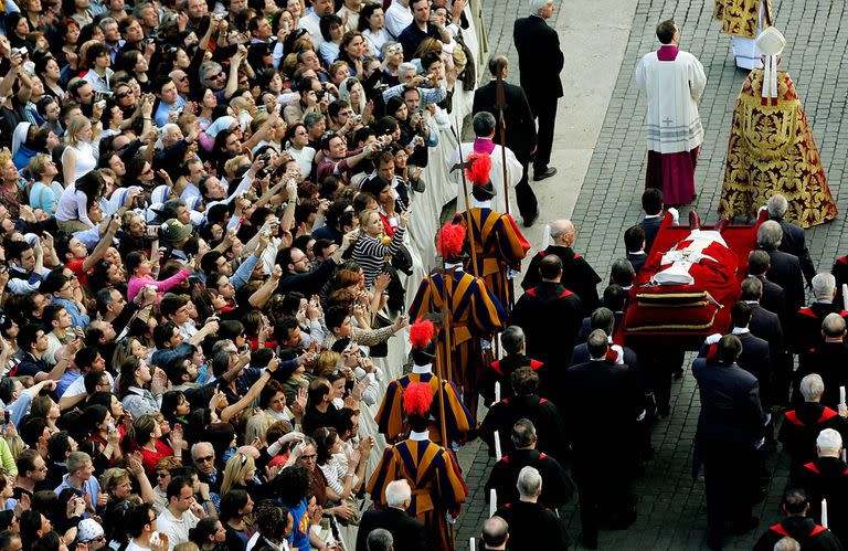 La multitud se agolpa al paso del cortejo fúnebre de Juan Pablo II