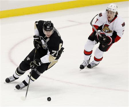 Ottawa Senators Kyle Turris (R) fails to catch Pittsburgh Penguins Evgeni Malkin (71) in the first period of their NHL hockey game in Pittsburgh, Pennsylvania, February 13, 2013. REUTERS/Jason Cohn