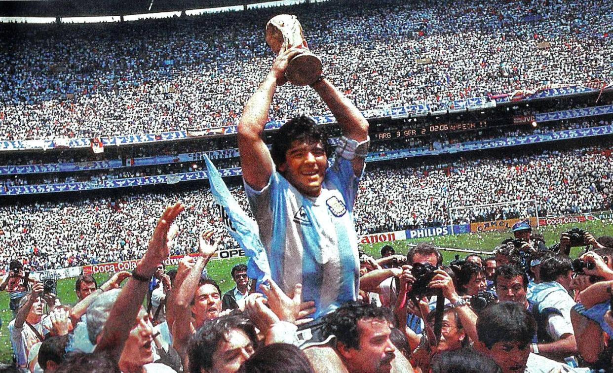<span class="caption">Diego Maradona celebrando la Copa Mundial de la FIFA en el Estadio Azteca de México el 29 de junio de 1986.</span> <span class="attribution"><a class="link " href="https://commons.wikimedia.org/wiki/File:Maradona_cup_azteca.jpg" rel="nofollow noopener" target="_blank" data-ylk="slk:Wikimedia Commons / revista El Gráfico;elm:context_link;itc:0;sec:content-canvas">Wikimedia Commons / revista El Gráfico</a></span>