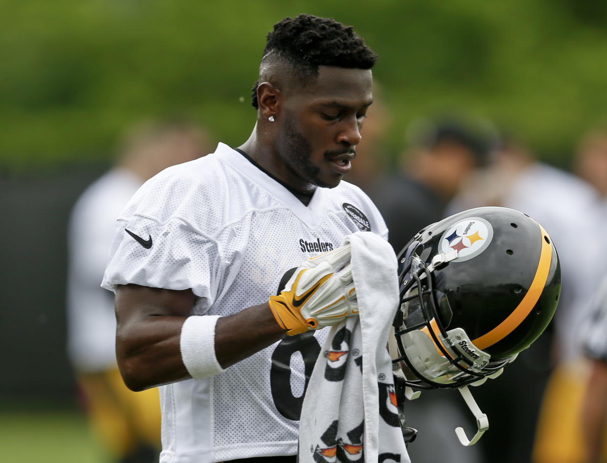 Antonio Brown called a respected beat reporter a “clown” over a tweet that said he limped off the practice field on Monday. (AP)