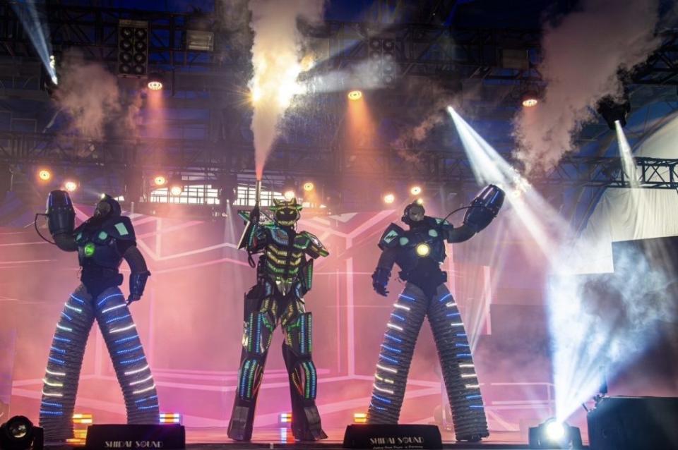 宜蘭童玩節在國內唯一大型機器人表演團隊Ｌｕｘｙ　Ｂｏｙｚ鋼鐵軍團出場，帶現場觀眾直接進入驚奇的外星世界。（宜縣府提供）