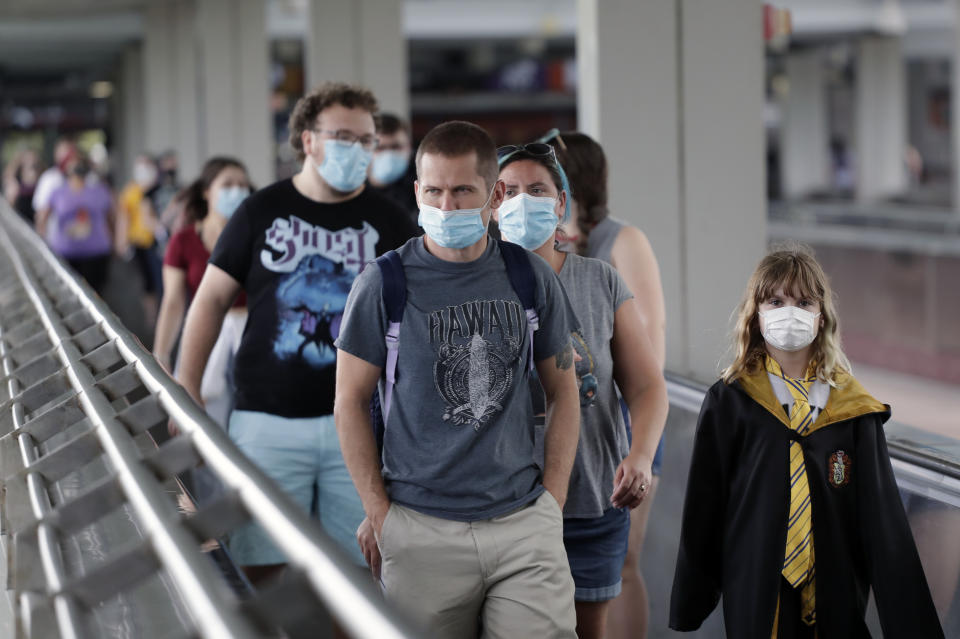 Visitantes llegan al Universal Orlando Resort el miércoles 3 de junio de 2020 en Orlando, Florida. El parque temático reabrió sus puertas para aquellos con pases de temporada y abrirá al público general el viernes. (AP Foto/John Raoux)