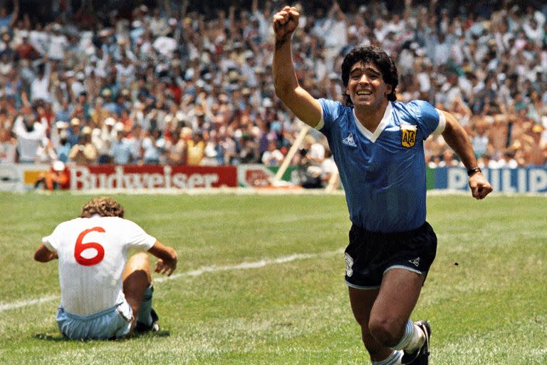La foto más conocida de la secuencia: el puño en alto, Terry Butcher arrumbado como símbolo de la derrota; la empresa de Diego Maradona comercializó la imagen sin derechos, y terminó acordando en una mediación con su autor, Dani Yako.