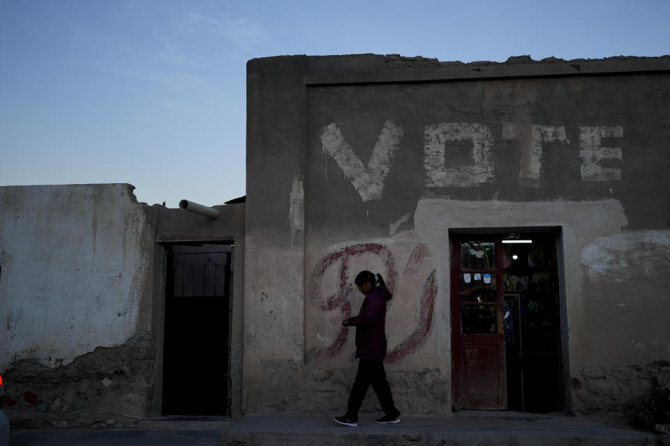 Una mujer pasa por delante de un edificio en San Antonio de los Cobres, Salta, Argentina, el martes 3 de octubre de 2023. En San Antonio de los Cobres, el candidato presidencial Javier Milei obtuvo el 60% de los votos en las primarias. (AP Foto/Natacha Pisarenko)