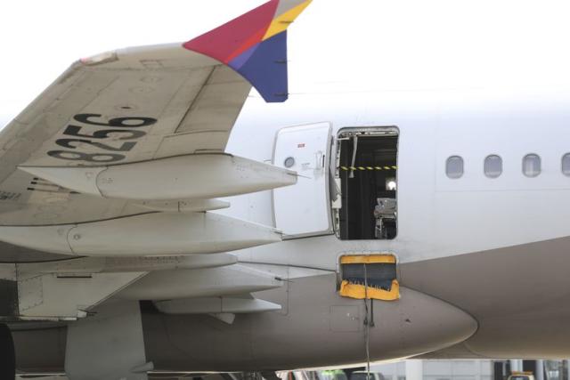 Un pasajero abri&#xf3; las puertas de un avi&#xf3;n de Asiana Airlines en pleno vuelo, en Corea del Sur, el viernes 26 de mayo de 2023.