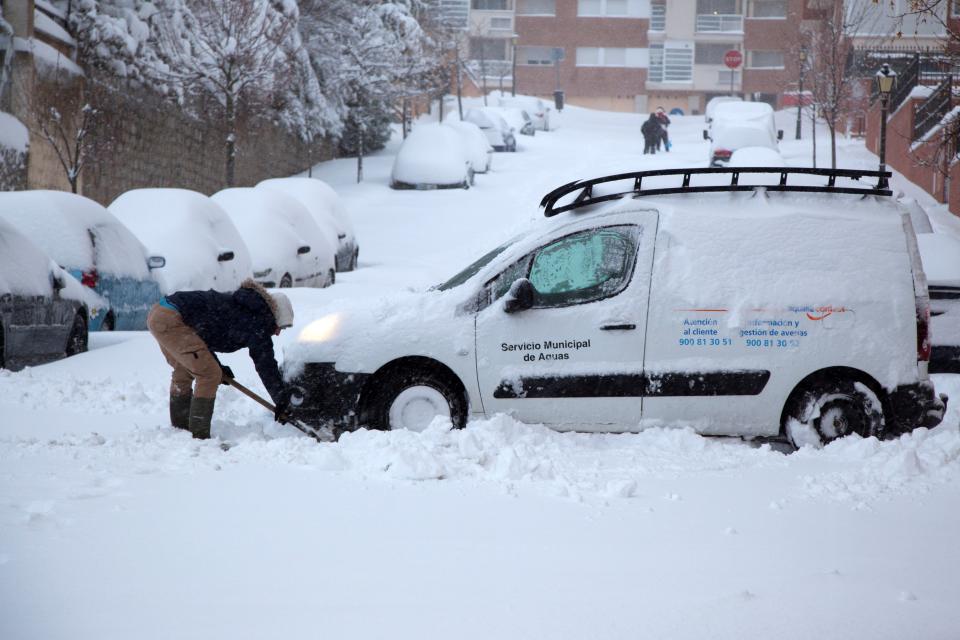 España: más de mil autos quedaron atrapados en la nieve en medio de un temporal