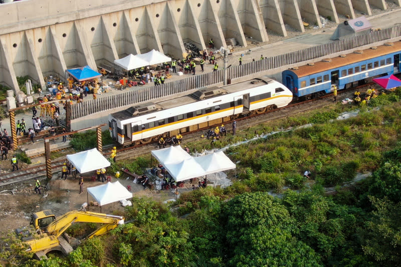 在搜救工作告一段落後，台鐵局3日進行搶通，一早已拉出首節車廂。中央社記者吳家昇攝 110年4月3日