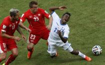 Switzerland's Valon Behrami (L) and Xherdan Shaqiri fight for the ball with Marvin Chavez of Honduras during their 2014 World Cup Group E soccer match at the Amazonia arena in Manaus June 25, 2014. REUTERS/Andres Stapff (BRAZIL - Tags: SOCCER SPORT WORLD CUP)