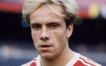 Und noch ein Rummenigge beim FC Bayern: Michael (Bild), der jüngere Bruder von Karl-Heinz spielte zwischen 1981 und 1988 im rot-weißen Leibchen. Nach 152 Bundesliga-Partien wechselte er jedoch die Farben und lief fortan bei Borussia Dortmund auf. Zwar stand Michael Rummenigge immer im Schatten seines Bruders, drei deutsche Meisterschaften sind aber auch nicht von schlechten Eltern. (Bild: Bob Thomas Sports Photography via Getty Images)