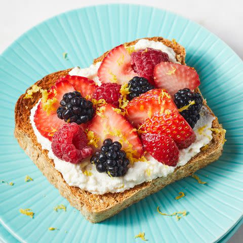 Simple Summer Breakfast with Skyr, Fresh Fruit, Oats and Nuts - nocrumbsleft