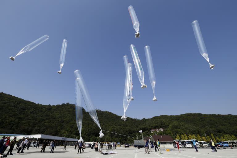 Los globos con panfletos de propaganda que envian desde Paju, Corea del Sur, hacia el norte