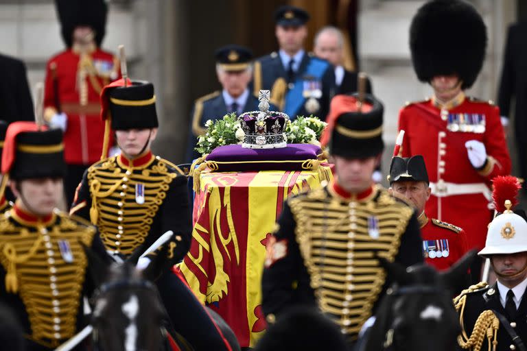 El féretro de la reina Isabel II en procesión desde el Palacio de Buckingham hasta Westminster