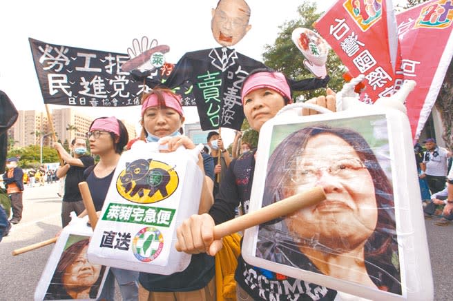 「2020年秋鬥」以反毒豬、反雙標、反黨國為訴求。民間團體自製看板標語，以鼓棒敲打，象徵打臉蔡英文。（陳信翰攝）