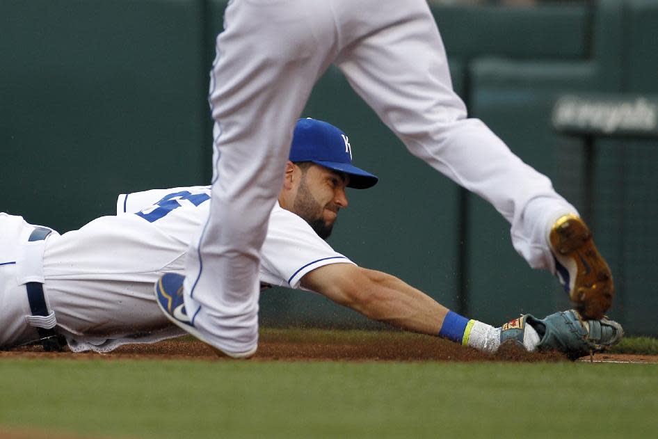 Eric Hosmer puts in work for the Royals' defense. (AP) 