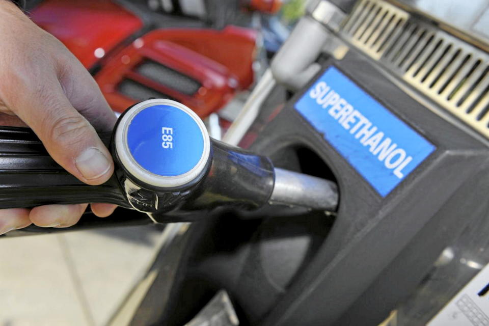 Près de 3 600 stations-services distribuent du Superéthanol-E85 en France.  - Credit:SNPAA