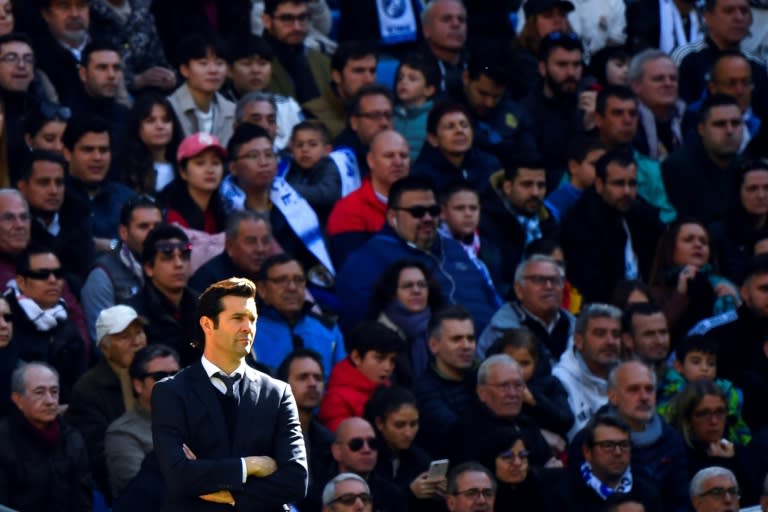 El entrenador argentino del Real Madrid, Santiago Solari, mira el partido entre Real Madrid y Girona, en el estadio Santiago Bernabeu, en Madrid, el 17 de febrero de 2019