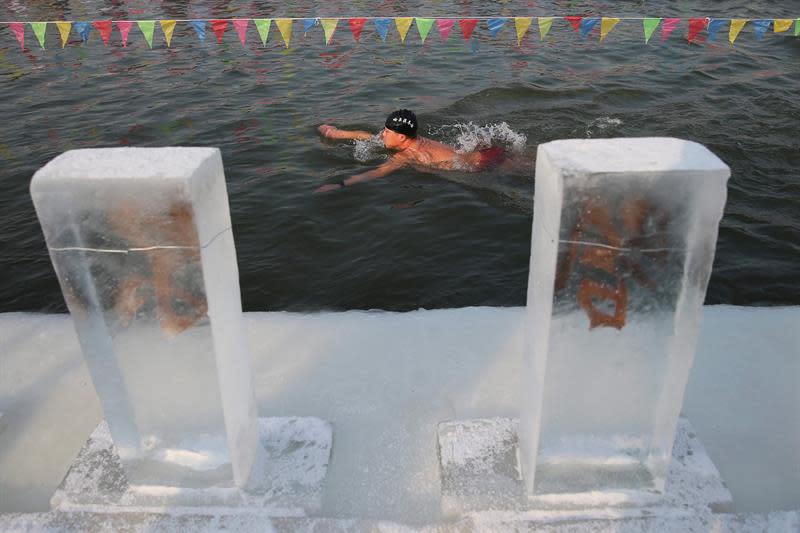 Un participante nada en las heladas aguas del río Songhua, este jueves 5 de enero, durante una competición de natación de invierno en el 33º Festival Internacional de Hielo y Nieve de Harbin en Harbin.