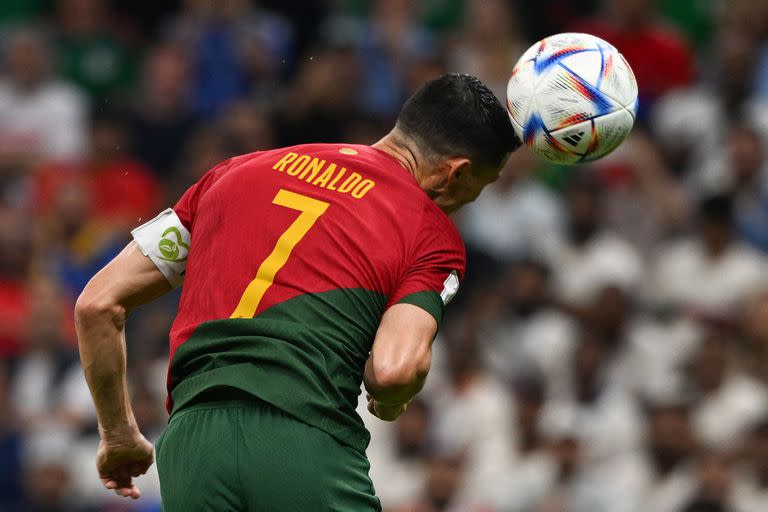 Cristiano hizo el gesto del cabezazo, pero no llegó a tocar la pelota en el gol de Portugal