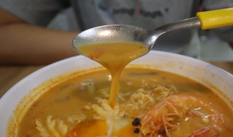 Tuk Tuk Gai - tomyum soup closeup